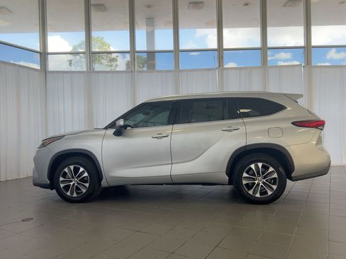 Used 2020 Toyota Highlander XLE image 2
