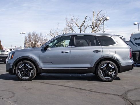 Used 2023 Kia Telluride EX w/ EX Captain's Chair Package image 4