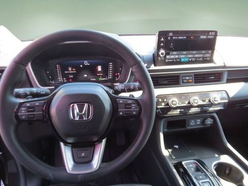 Used 2025 Honda Pilot Elite image 23