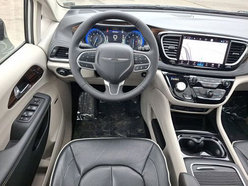 Used 2023 Chrysler Pacifica Limited w/ Uconnect Theater Family Group image 23