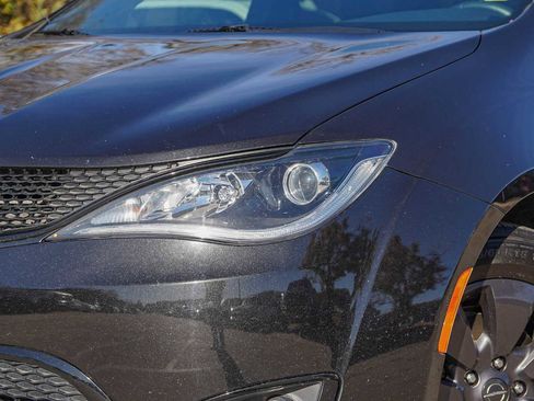 Used 2020 Chrysler Pacifica Limited w/ S Appearance Package image 3