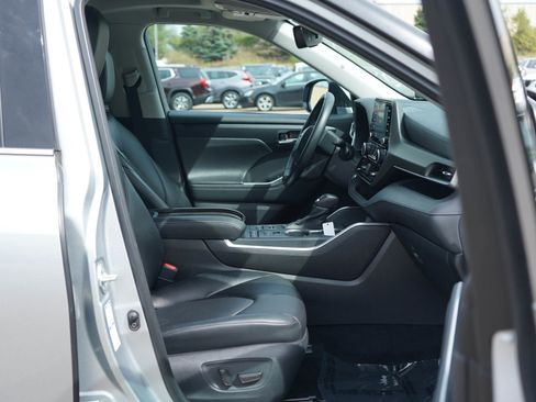 Used 2021 Toyota Highlander XLE AWD/4WD image 11