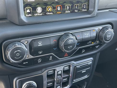 Used 2018 Jeep Wrangler Unlimited Sahara w/ Uconnect 4C Nav & Sound Group AWD/4WD image 24