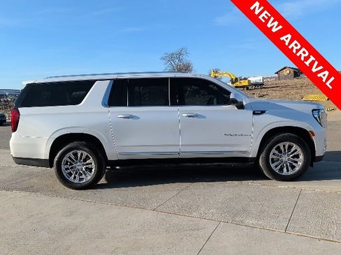 Used 2022 GMC Yukon XL SLT w/ SLT Luxury Package image 2