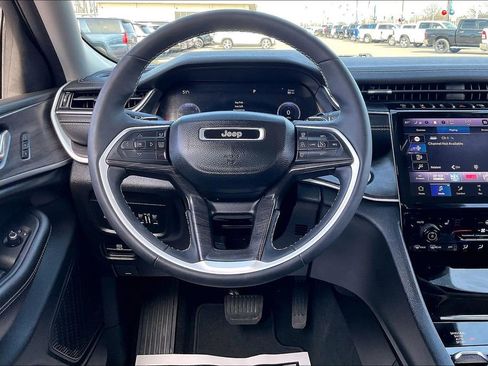 Used 2023 Jeep Grand Cherokee L Limited w/ Black Appearance Package image 5