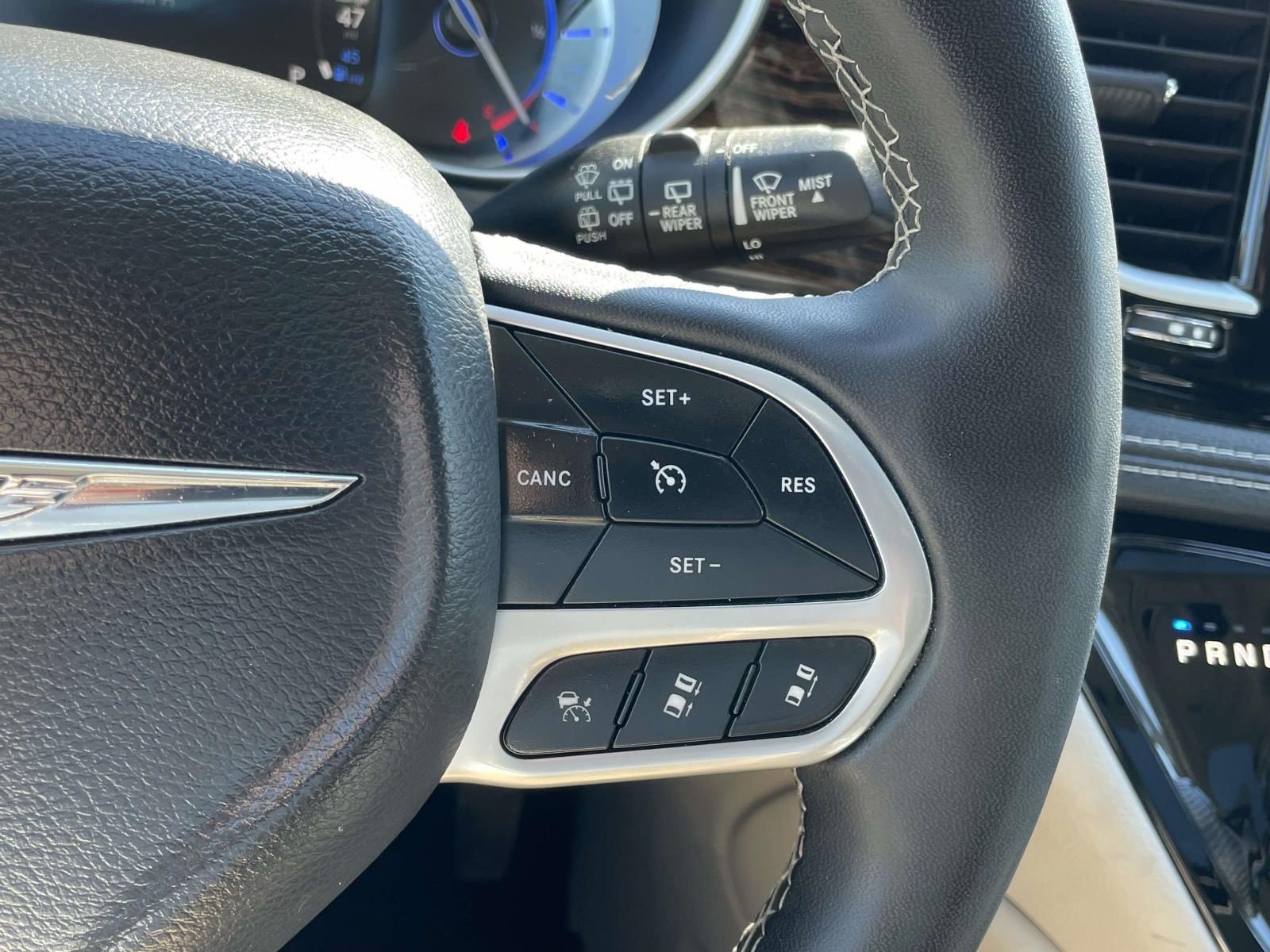 Used 2023 Chrysler Pacifica Limited FWD image 23