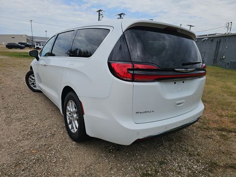 Used 2023 Chrysler Pacifica Touring-L FWD image 6