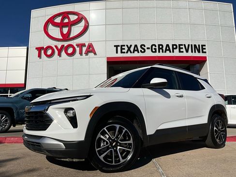 Used 2025 Chevrolet TrailBlazer LT image 2