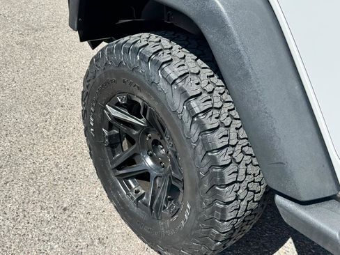 Used 2011 Jeep Wrangler Unlimited Rubicon w/ Connectivity Group AWD/4WD image 10