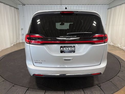 Used 2024 Chrysler Pacifica Touring-L FWD image 7