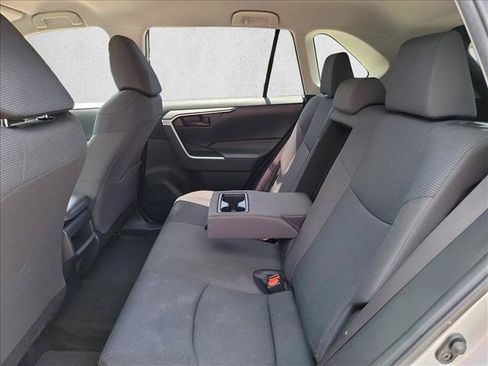 Used 2019 Toyota RAV4 LE FWD image 11