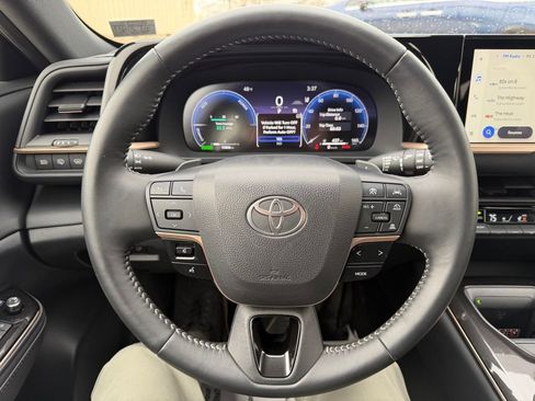 Certified 2025 Toyota Crown Signia image 14