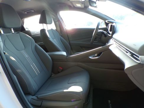 Certified 2025 Hyundai Elantra Sport FWD image 15