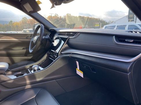 New 2025 Jeep Grand Cherokee Limited w/ Black Appearance Package image 8