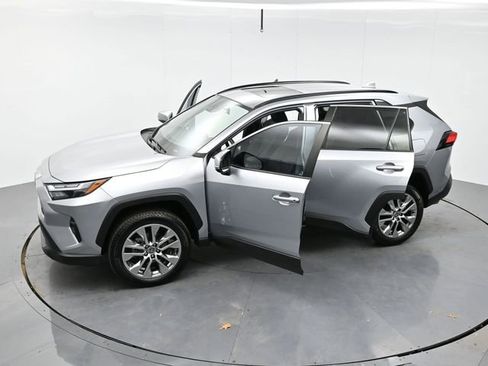 Used 2022 Toyota RAV4 XLE Premium image 44