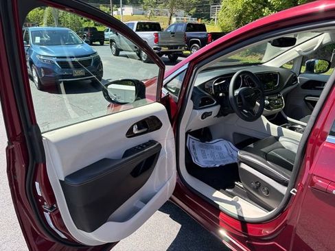 Used 2023 Chrysler Pacifica Limited AWD/4WD image 16