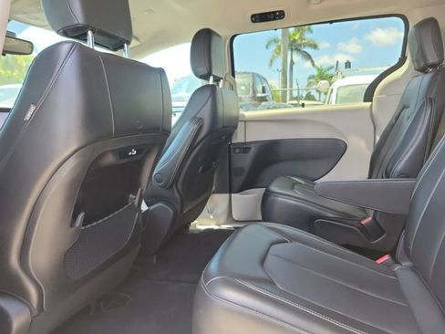 Used 2023 Chrysler Pacifica Touring-L FWD image 11