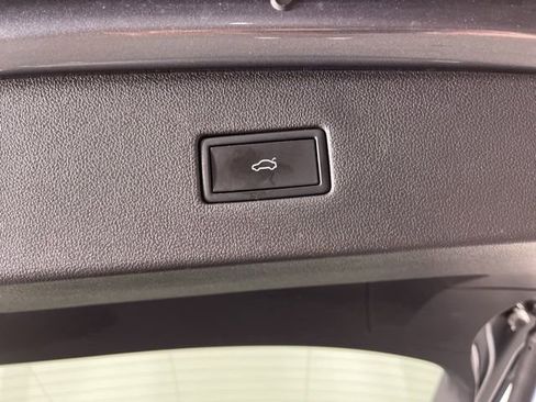 Used 2022 Volkswagen Tiguan SE image 49