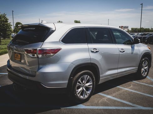 Used 2016 Toyota Highlander LE AWD/4WD image 9