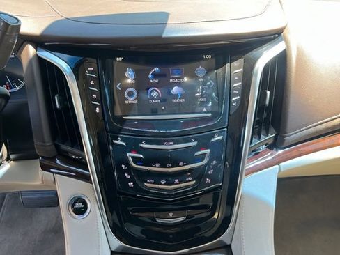 Used 2017 Cadillac Escalade ESV Premium Luxury AWD/4WD image 31