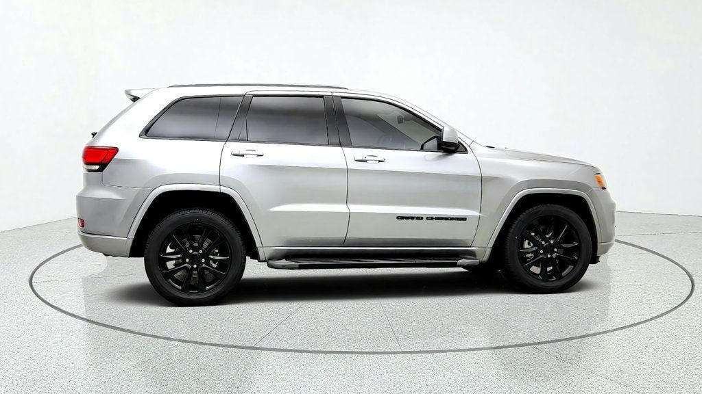 Used 2021 Jeep Grand Cherokee Laredo X AWD/4WD image 4