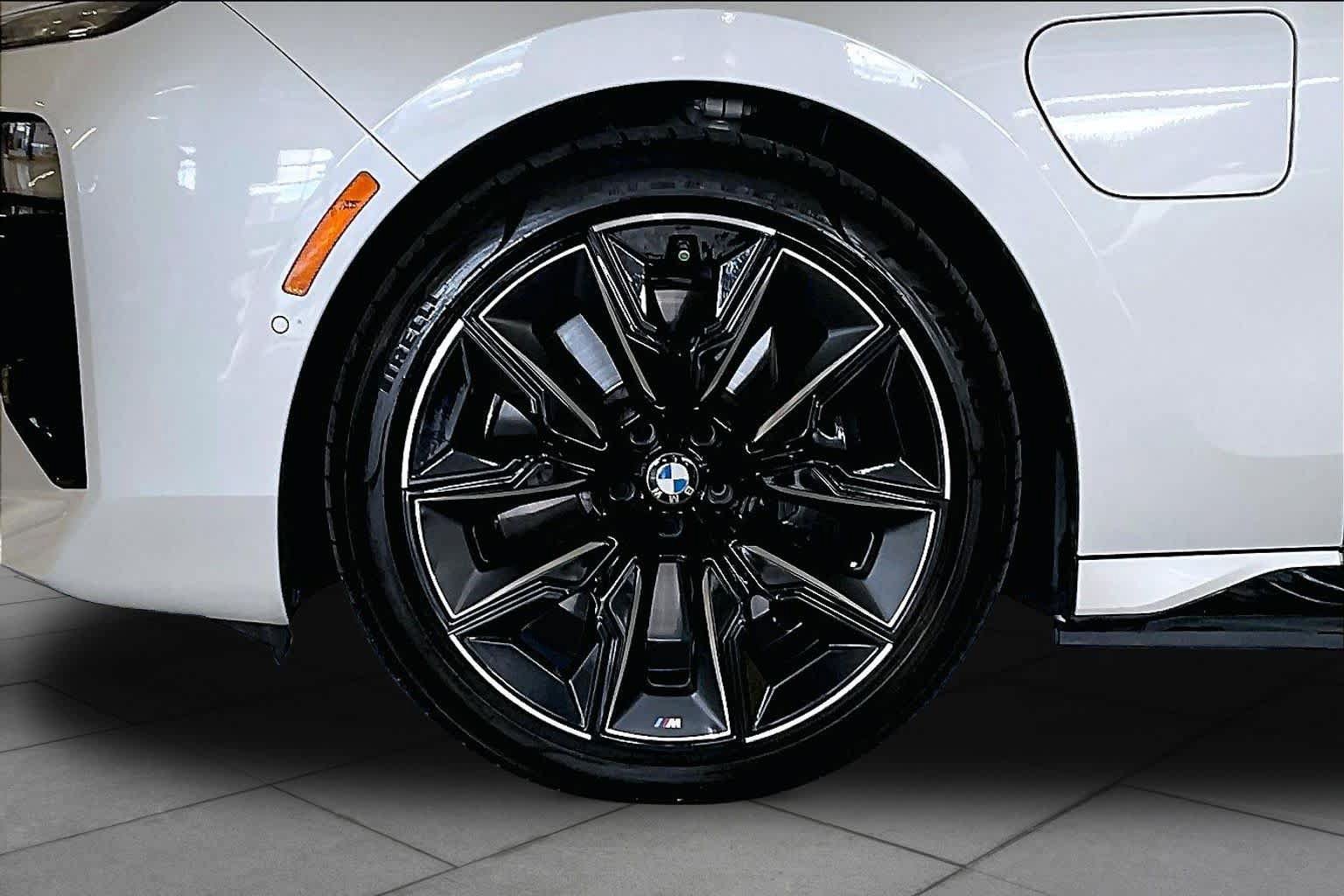 Used 2024 BMW 750e xDrive w/ Executive Package AWD/4WD image 10