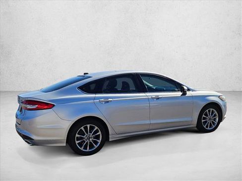 Used 2017 Ford Fusion SE w/ Fusion SE Technology Package image 5