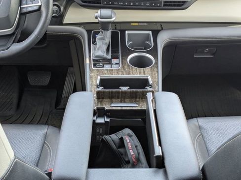 Used 2025 Toyota Sienna Platinum FWD image 28