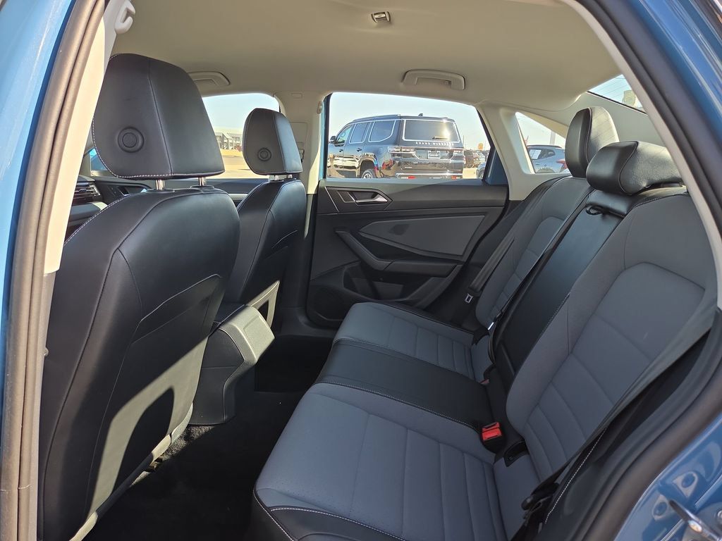 Used 2025 Volkswagen Jetta SE FWD image 13