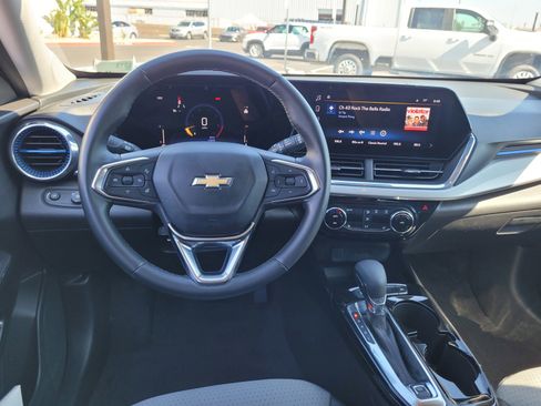 Used 2025 Chevrolet Trax LT w/ LT Convenience Package FWD image 18