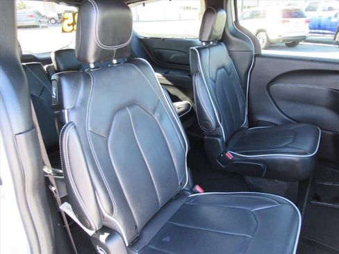 Used 2025 Chrysler Pacifica Limited FWD image 25