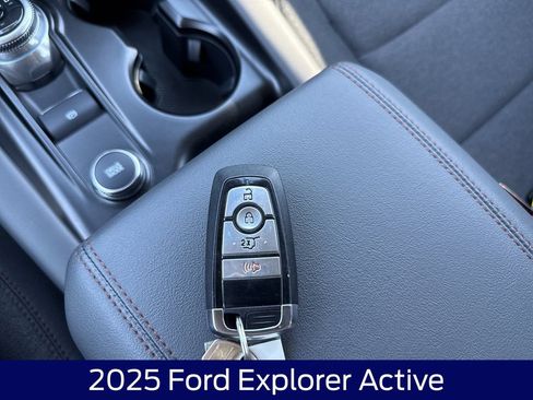 Used 2025 Ford Explorer Active AWD/4WD image 28