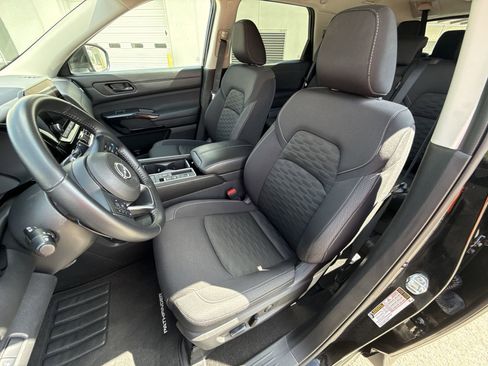 Used 2025 Nissan Pathfinder SV image 13