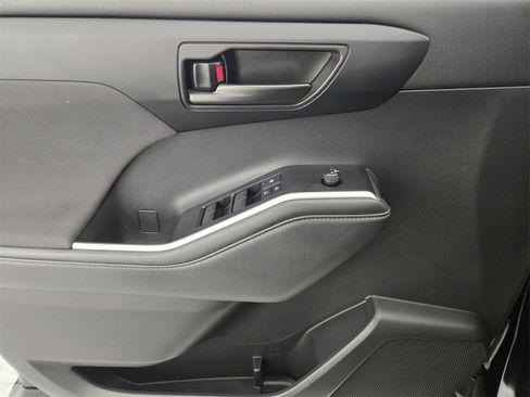 Used 2022 Toyota Highlander LE image 23