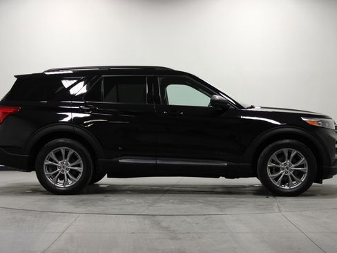 Used 2022 Ford Explorer XLT w/ Equipment Group 202A image 3
