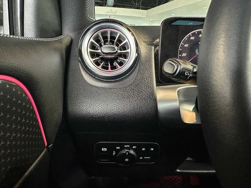 Used 2025 Mercedes-Benz GLB 250 4MATIC image 32