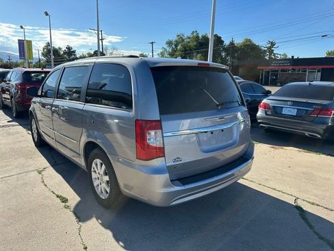 Used 2014 Chrysler Town & Country Touring FWD image 5