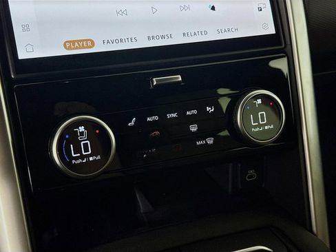 New 2025 Land Rover Discovery Dynamic SE image 18