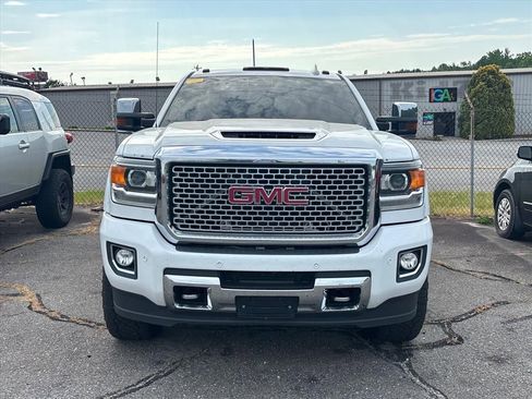 Used 2017 GMC Sierra 2500 Denali w/ Duramax Plus Package AWD/4WD image 4