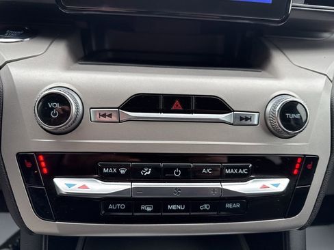 Used 2023 Ford Explorer XLT image 17