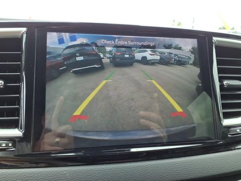 Used 2023 Chrysler Pacifica Touring-L FWD image 10