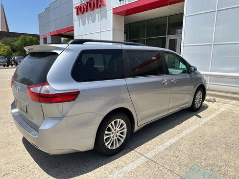 Used 2017 Toyota Sienna XLE FWD image 2