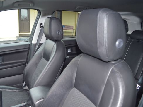 Used 2018 Land Rover Discovery Sport SE image 16