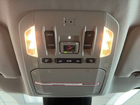 Used 2023 Toyota Highlander XLE AWD/4WD image 24