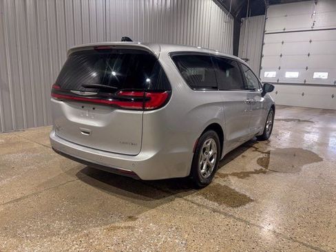 Used 2024 Chrysler Pacifica Limited image 6
