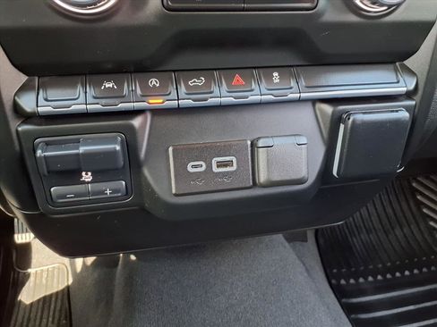 Used 2023 Chevrolet Silverado 1500 Custom image 8