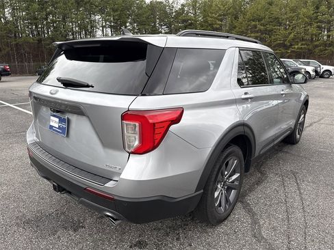 Used 2022 Ford Explorer XLT w/ Equipment Group 202A image 7