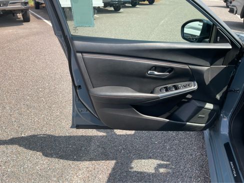 Used 2024 Nissan Sentra SR w/ SR Premium Package FWD image 10