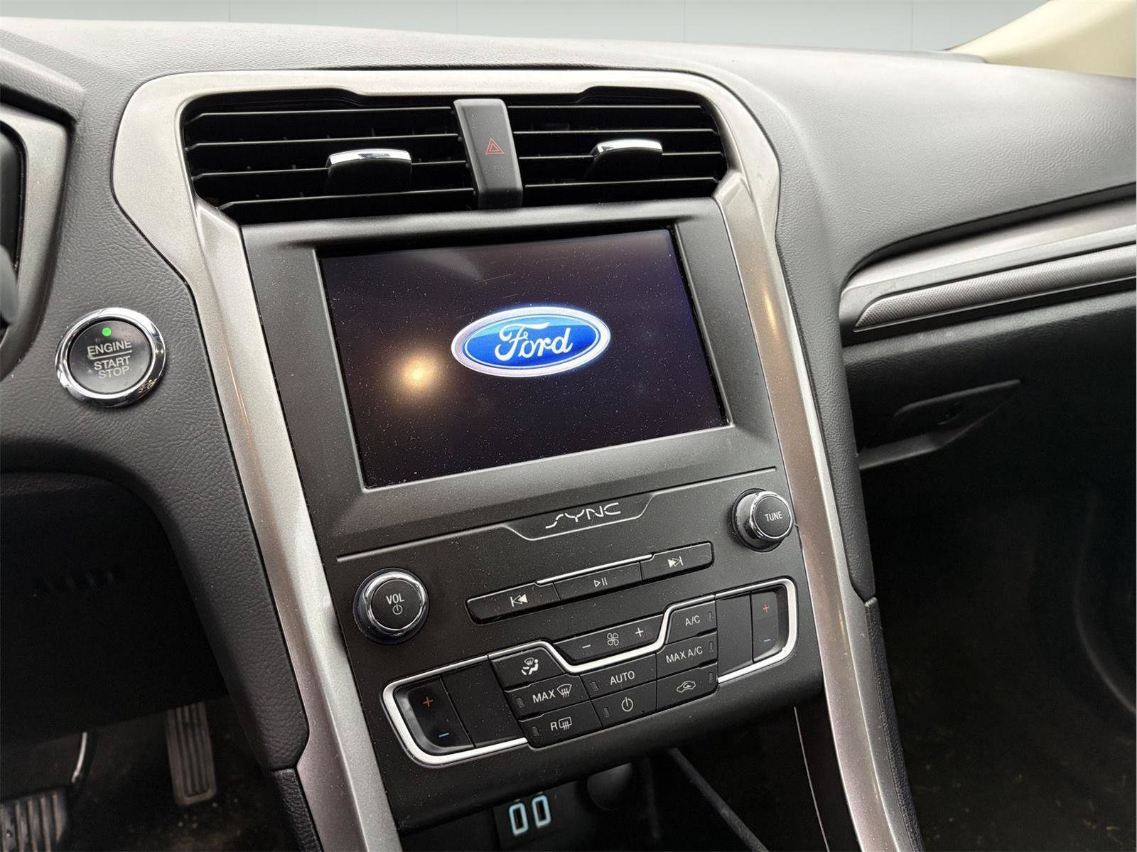 Used 2020 Ford Fusion SE FWD image 9