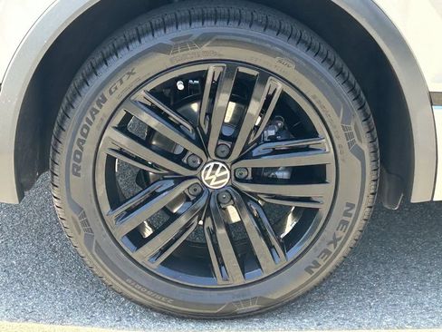 Used 2022 Volkswagen Tiguan SE R-Line FWD image 9